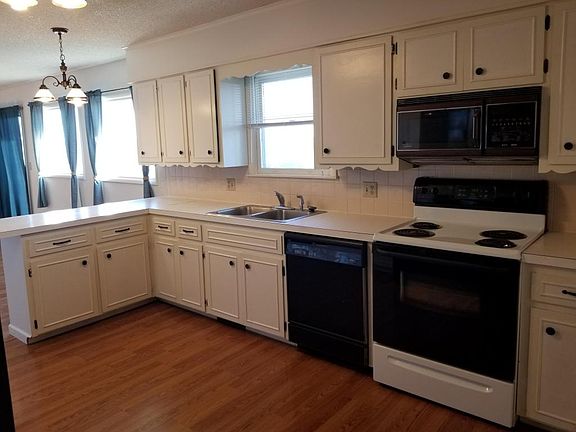 4th image of 35 Hilltop Dr