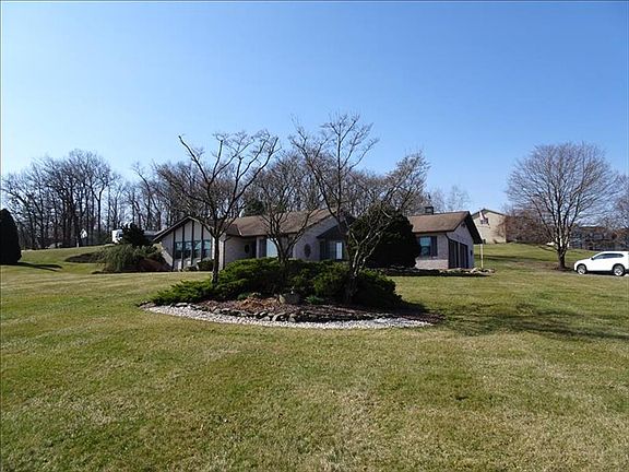 5th image of 551 Rosewood Dr