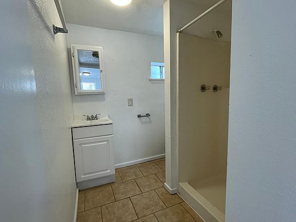 5th image of 1602 Plum St