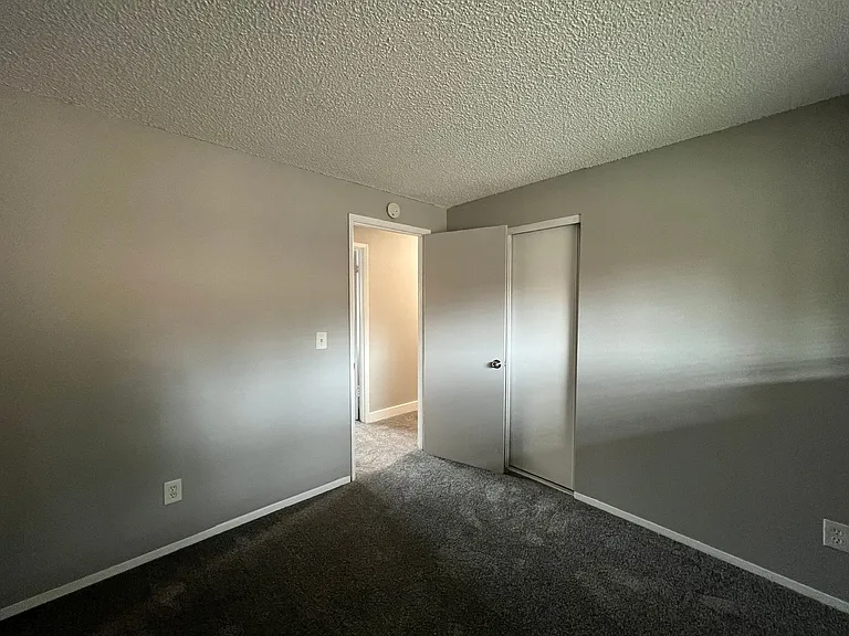 Surrey Square Apartments — Photo 46