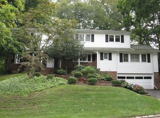 20 Ash Dr, Roslyn, NY 11576