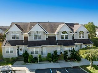 14 Heckscher Spur Dr, East Islip, NY 11730