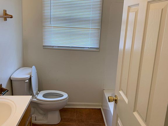 2nd image of 4800 Deanne St