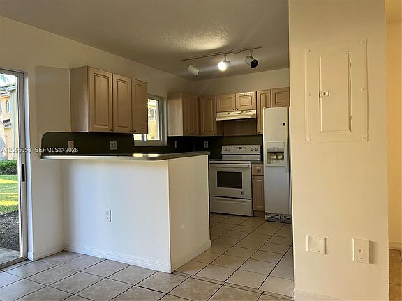 4th image of 985 NE 33rd Ter Unit 104