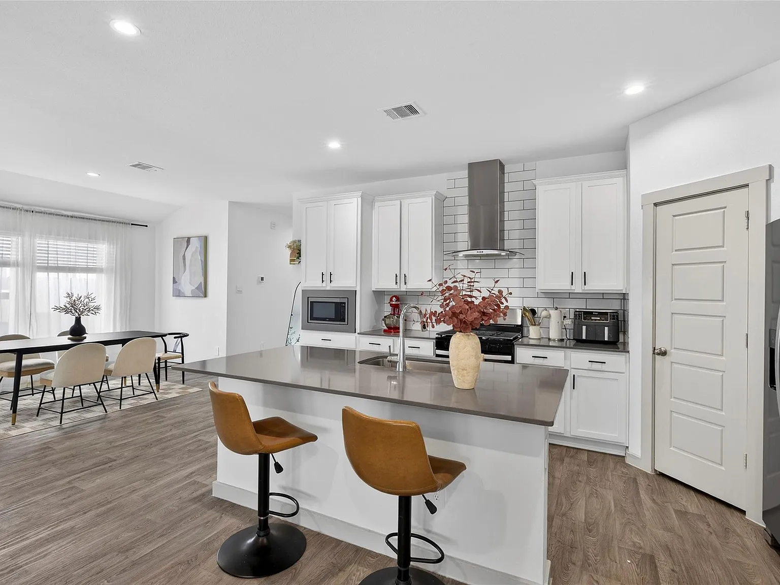3 bed, 2.0 bath, 1690 sqft, $2,400 — Photo 1