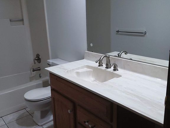 5th image of 615 Sycamore Cir #A