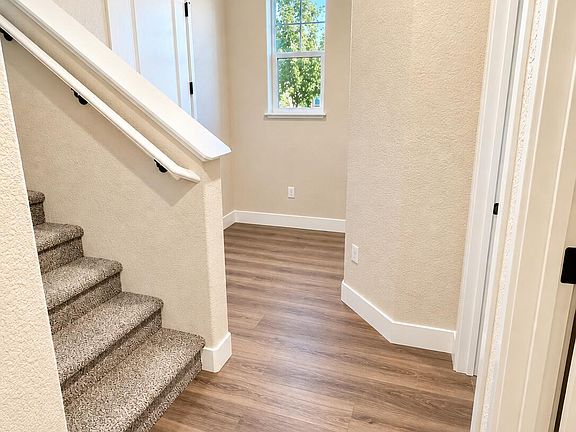 5th image of 302 Cattail Cir