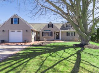 16 Ursular Court, Smithtown, NY
