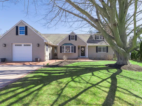 16 Ursular Court, Smithtown, NY 11787