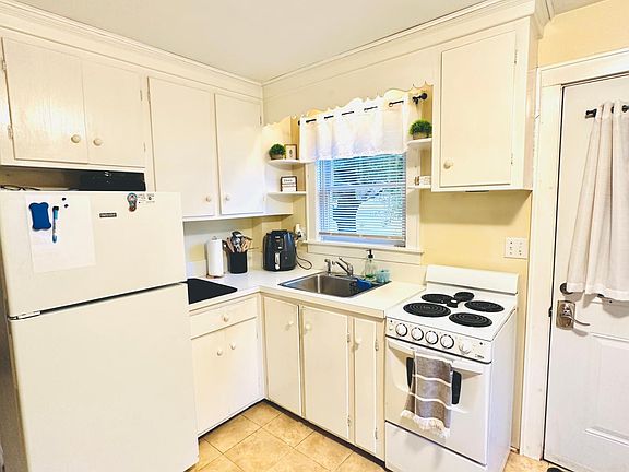 3rd image of 52 Rockland Ave