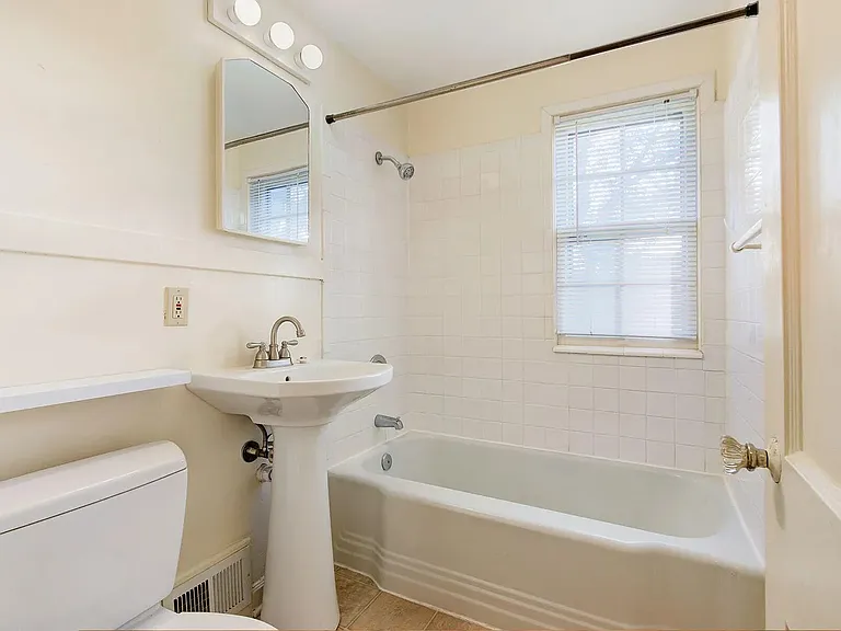 7226 Wyandotte St #7226 — Photo 10