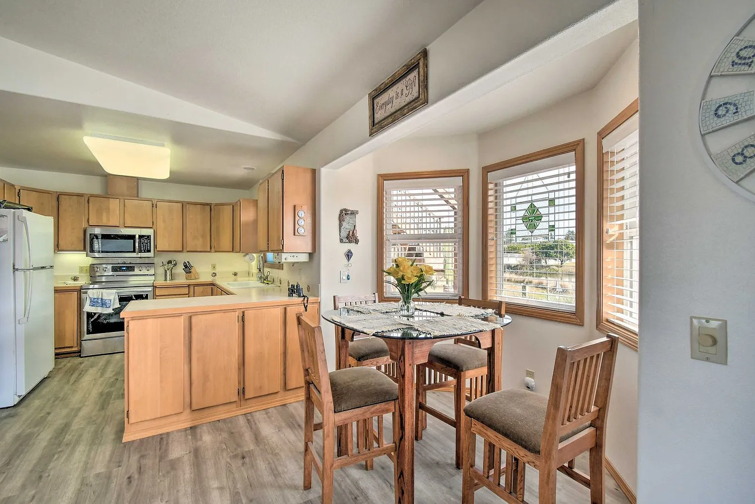 3 bed, 2.0 bath, 1593 sqft, $2,559 — Photo 4