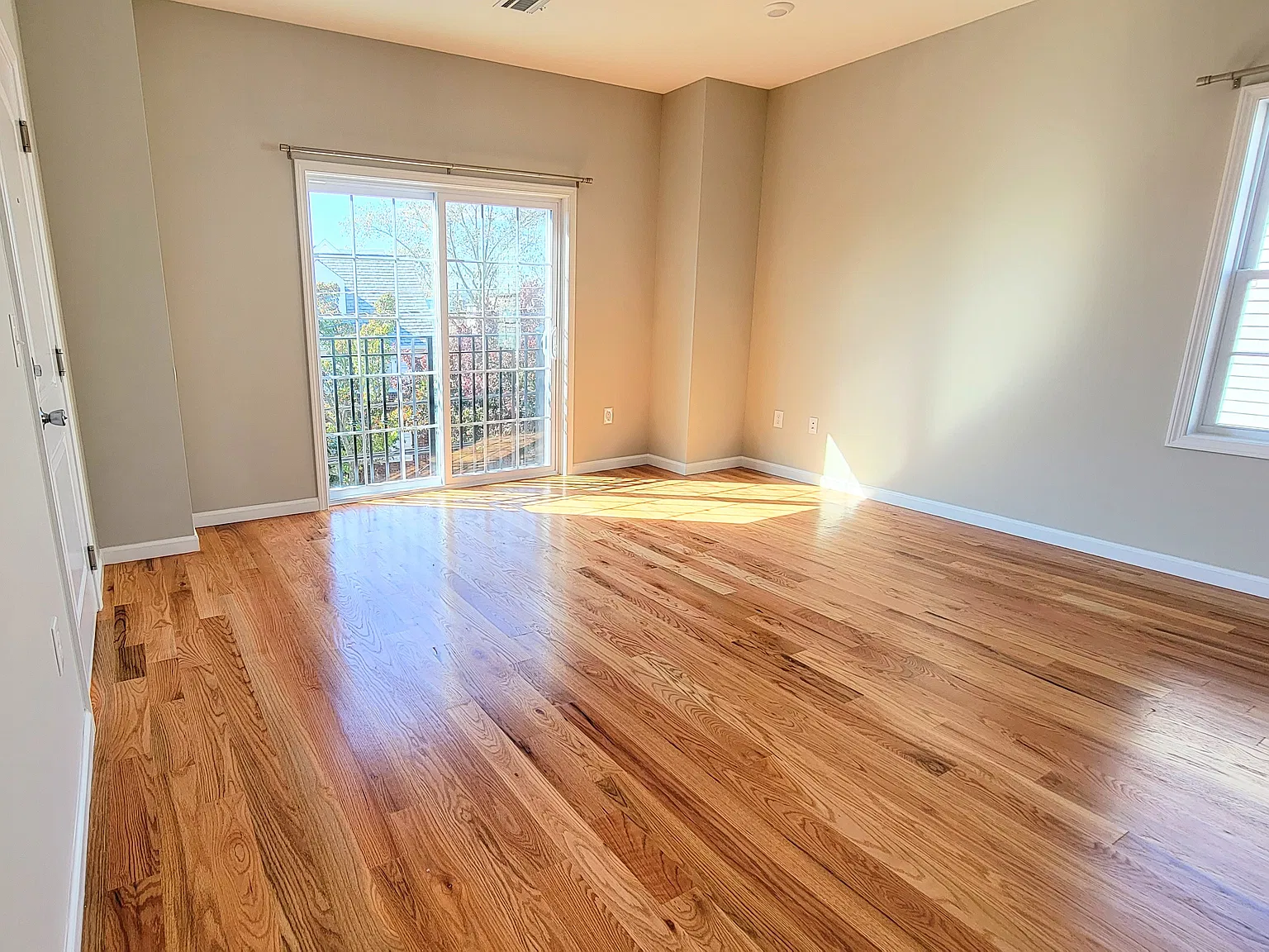 3 bed, 1350 sqft, $3,000 — Photo 2