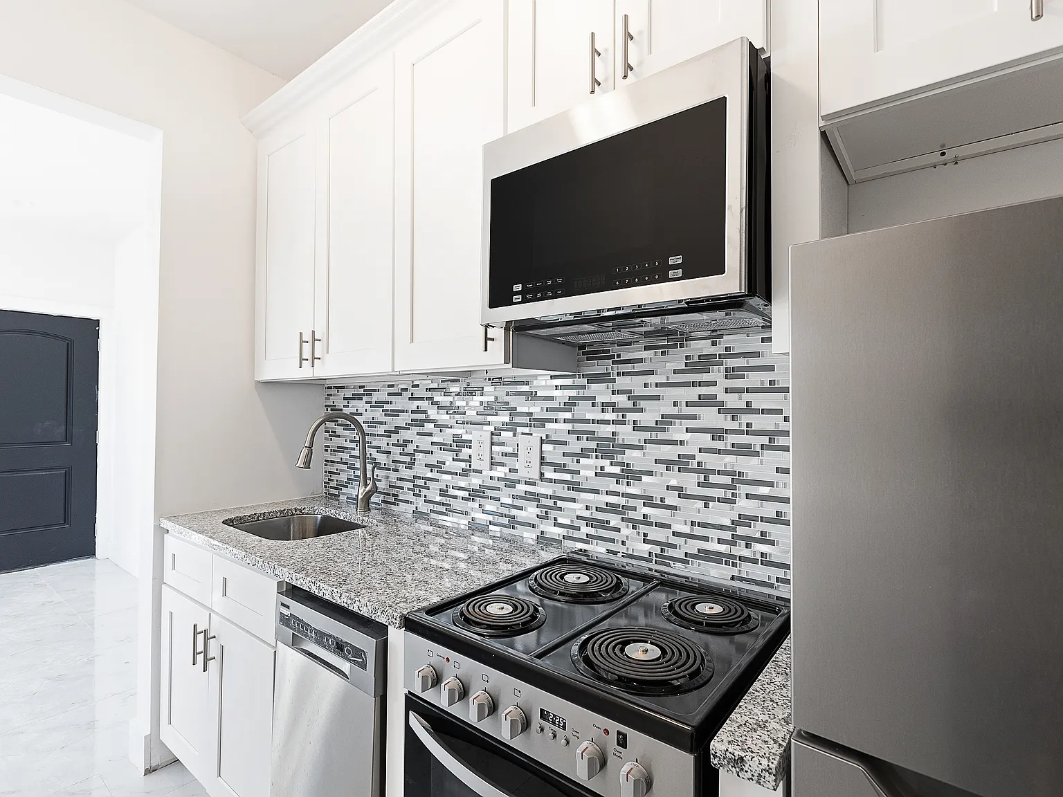 2 bed, 700 sqft, $2,600 — Photo 2