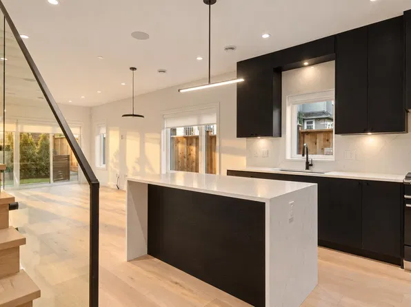 2539 Grant St #1, Vancouver, BC V5K 3G4