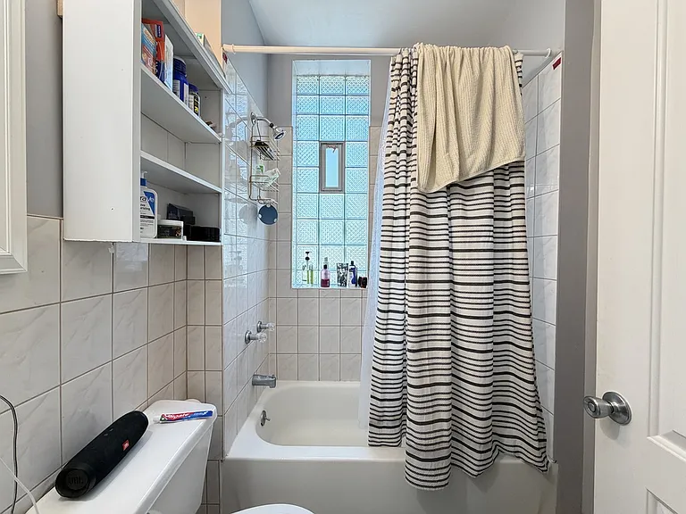 1058 N Rockwell St #2 — Photo 15