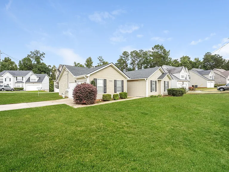 725 Cherry Branch Cir — Photo 3
