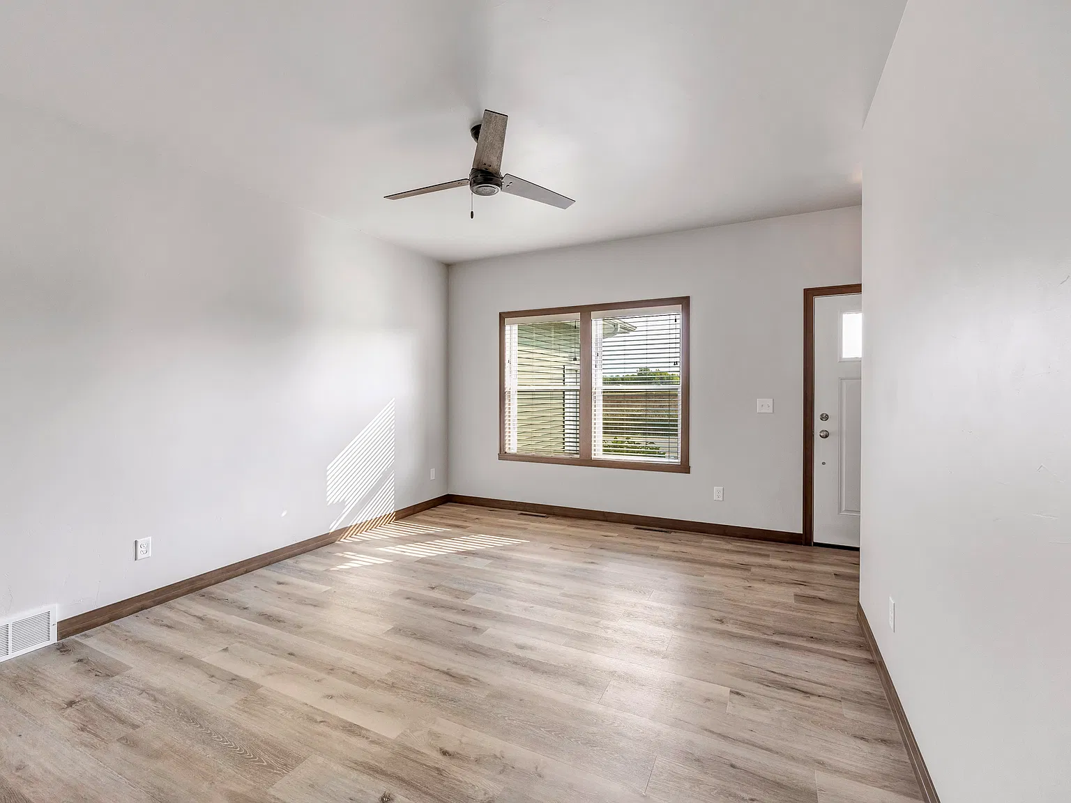 3 bed, 1373 sqft, $1,700 — Photo 2