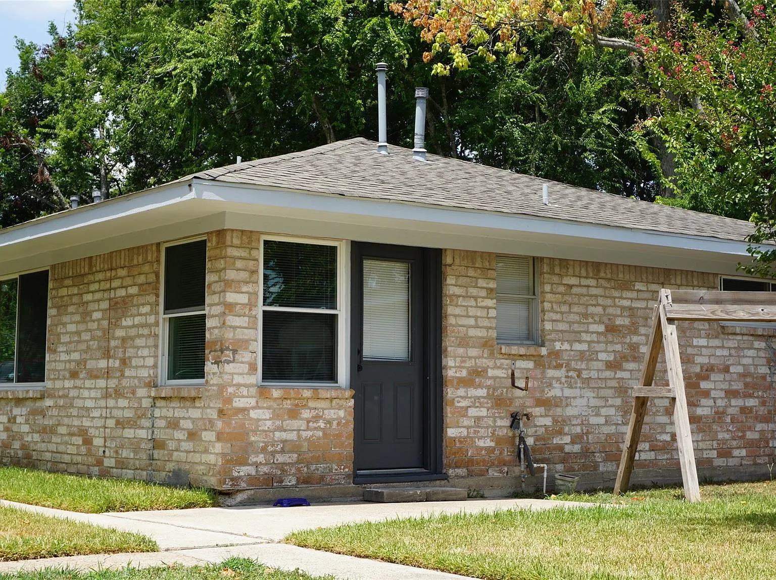 2 bed, 1.0 bath, 750 sqft, $1,150 — Photo 2