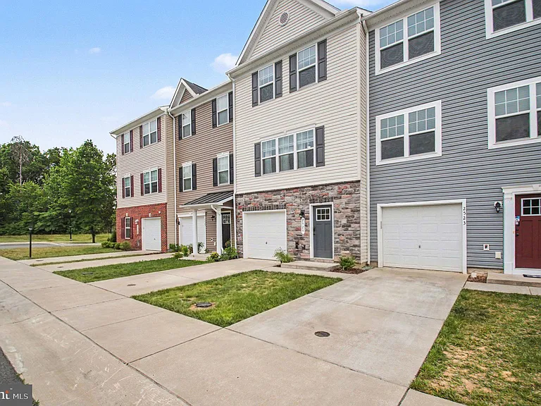 2525 Drake Ln — Photo 2