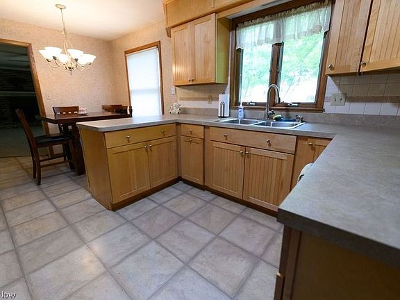 3rd image of 897 Westport Dr
