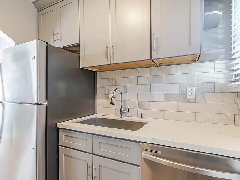 1049 Western Ave #B — Photo 8
