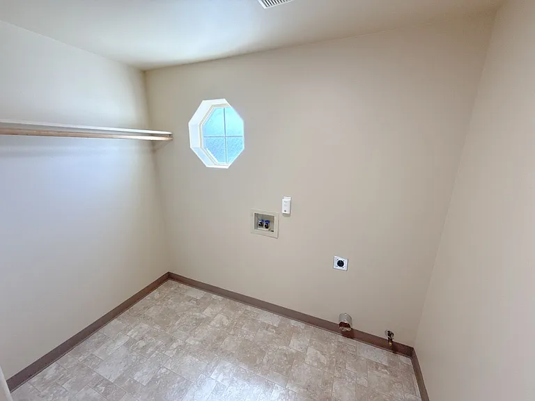 5542-5542 Glenridge Way — Photo 8