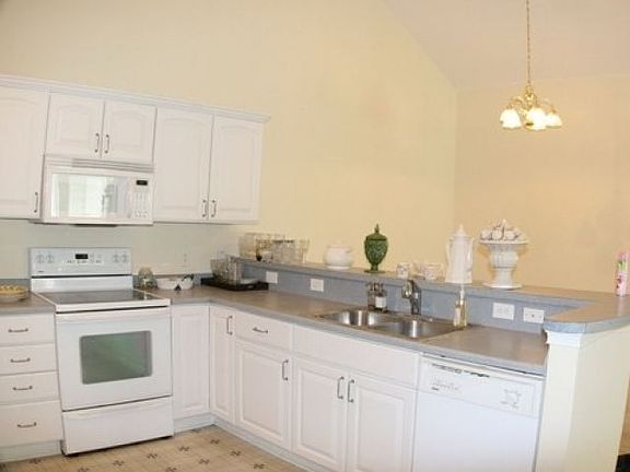 3rd image of 102 Avonlea Pl