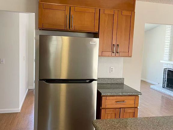 5th image of 218 Evelyn Cir