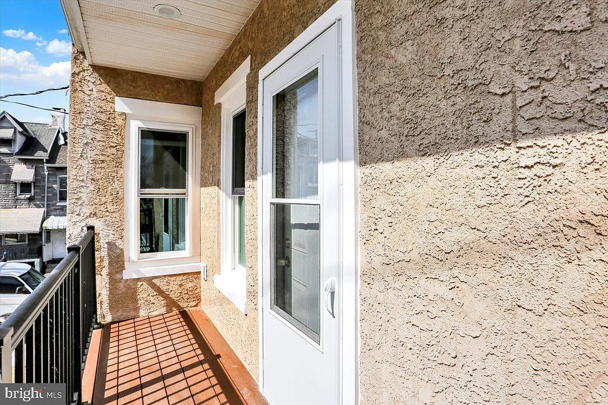 2 bed, 1.0 bath, 1242 sqft, $1,425 — Photo 3