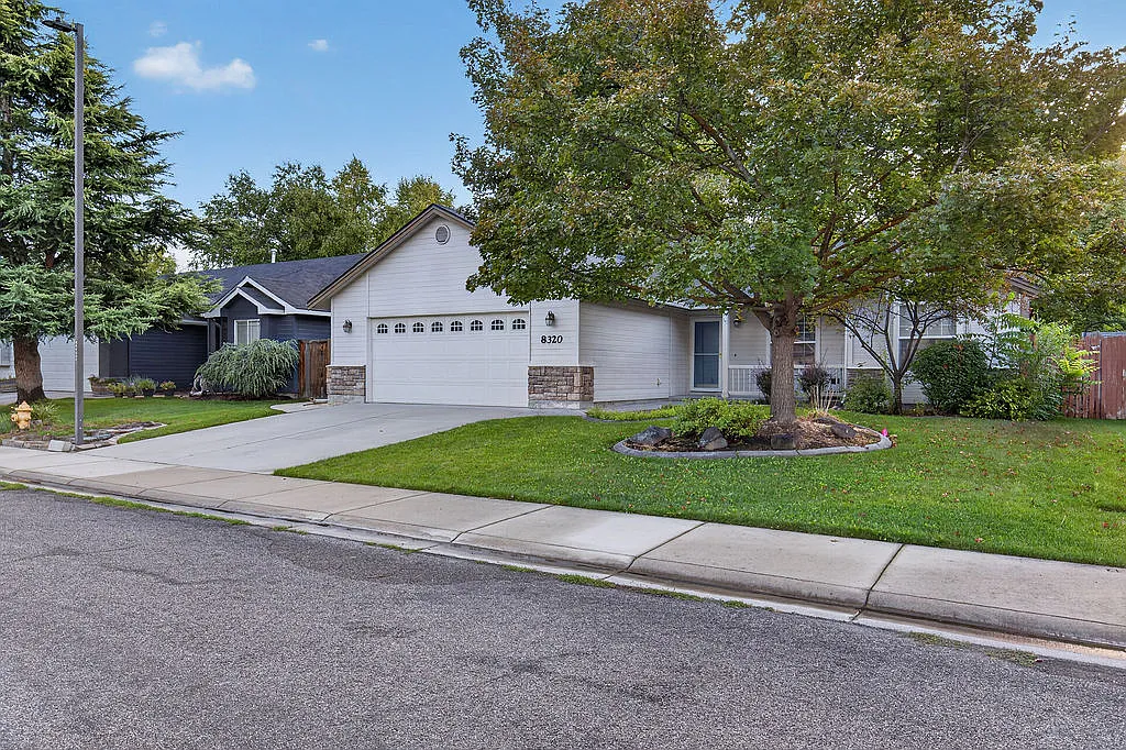 3 bed, 1571 sqft, $2,200 — Photo 2