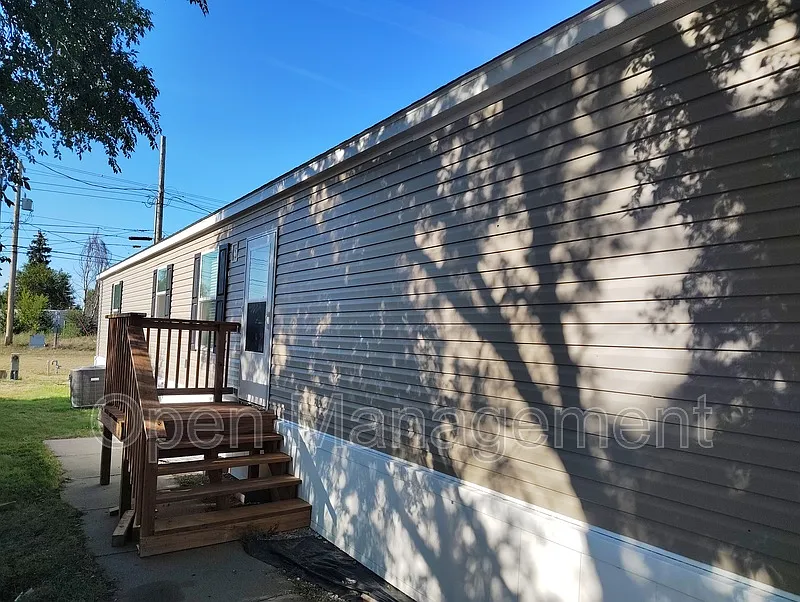 3 bed, 2.0 bath, 1120 sqft, $1,049 — Photo 2