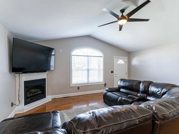 5th image of 105B South Ct