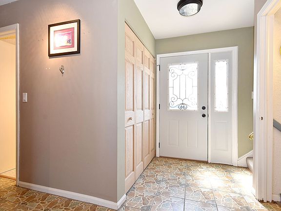 2nd image of 12 Deercrest Sq