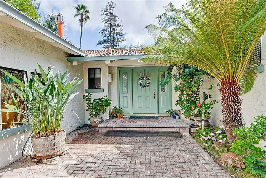 914 Madonna Way photo 1