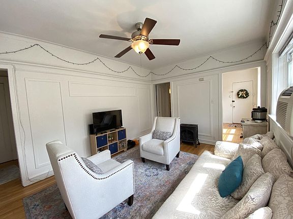 3rd image of 929 W Cornelia Ave APT 2B
