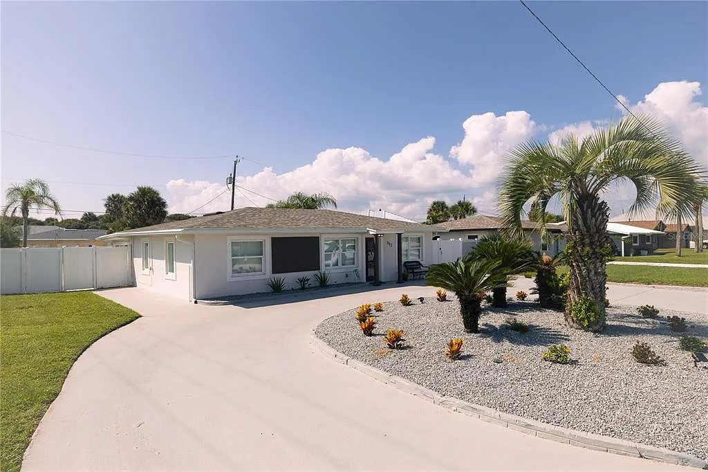 3 bed, 2.0 bath, 1558 sqft, $5,000 — Photo 1