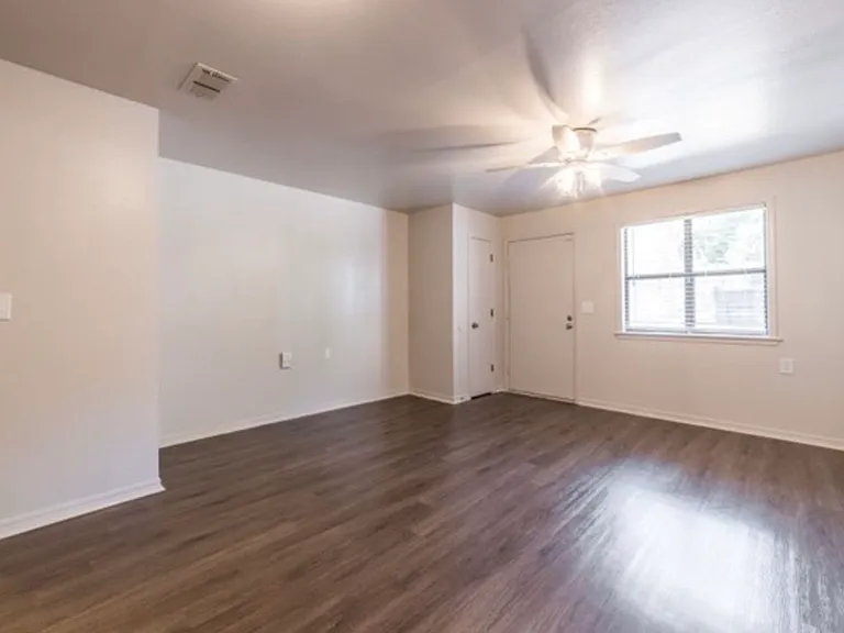 215 W Watson St #11 — Photo 2