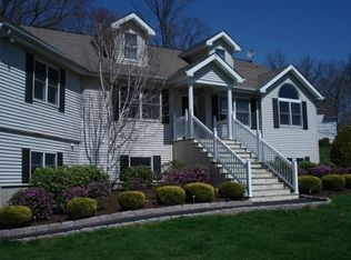 27 Sugarbush Ct, Mahopac, NY 10541