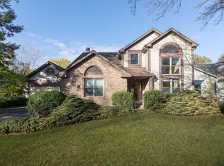 1956 N Lake Arlington Dr, Arlington Heights, IL 60004
