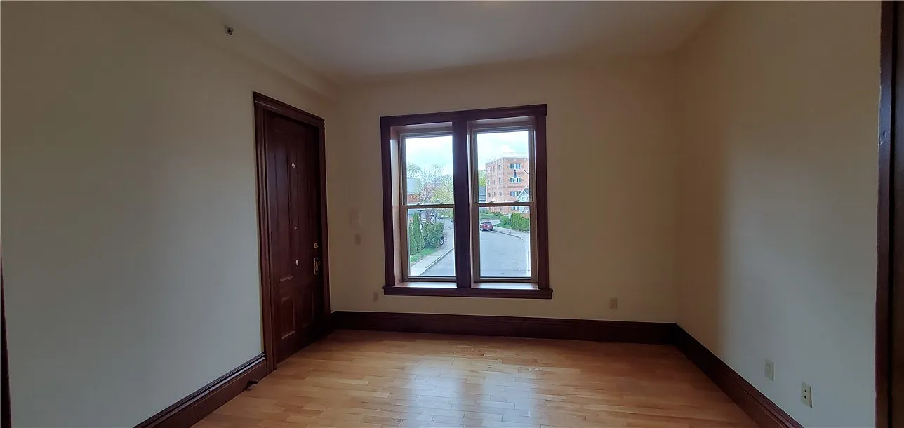 1 bed, 1.0 bath, 700 sqft, $1,300 — Photo 2