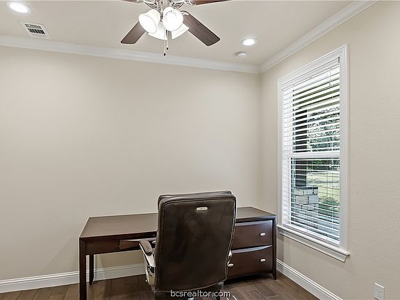 5th image of 2033 Pauline Ln