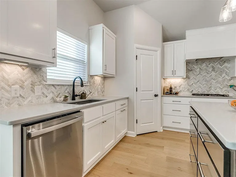 10516 NW 33rd Pl — Photo 35