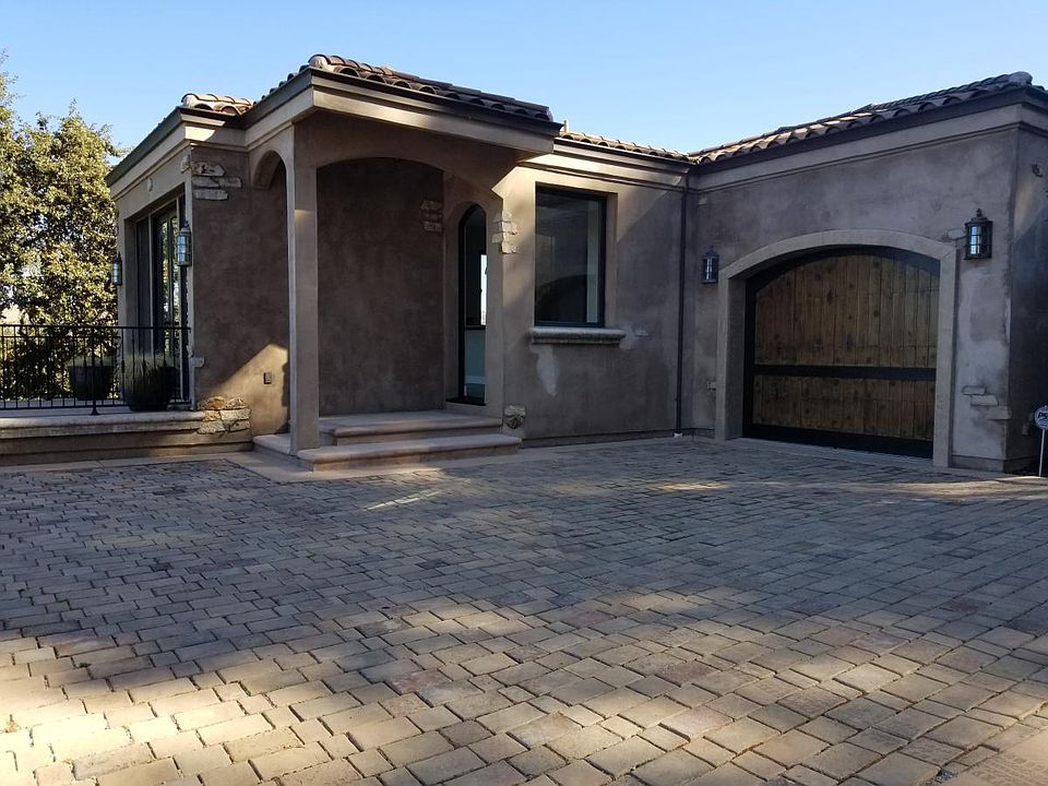 Front/driveway /garage