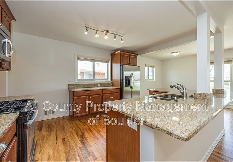 425 S 40th St — Photo 7