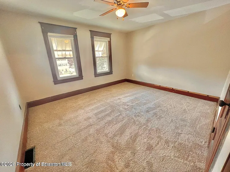 637 E Elm St — Photo 7