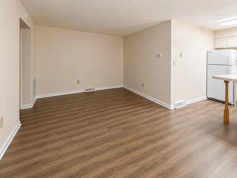 2527 Winthrop Ave SW #6 — Photo 2