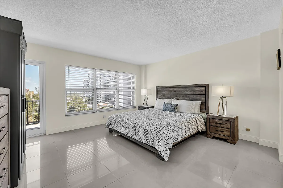 Building Photo - 405 N Ocean Blvd #727
