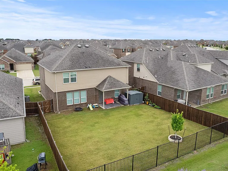 913 Adelyn St — Photo 28