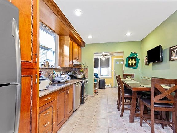 3rd image of 2561 Hering Ave